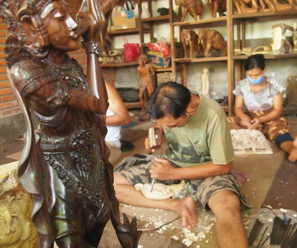 mas-village-wood-carving-1-baligoldentour-com